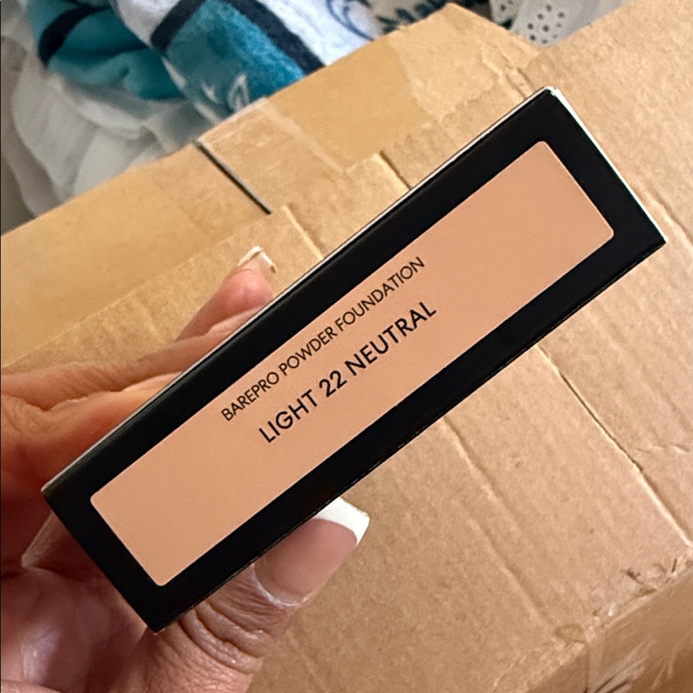 bareMinerals BAREPRO Powder Foundation - Light 22 Neutral - Picture 7 of 7